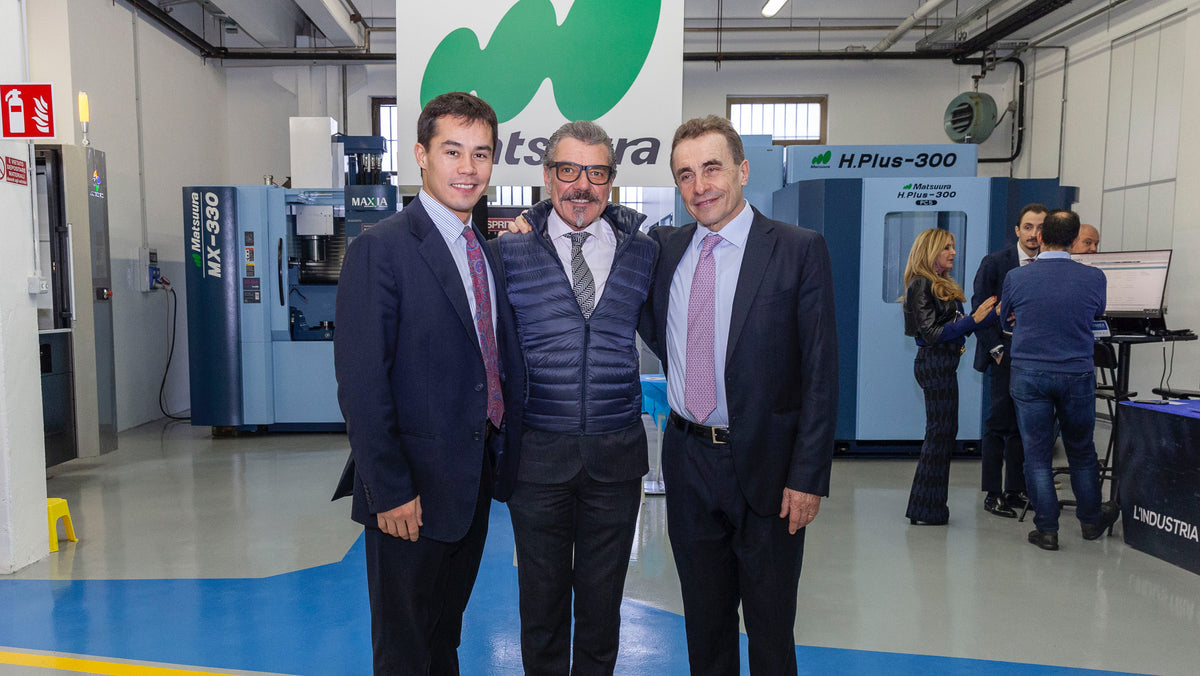 Ospiti in showroom IMU davanti a centri di lavoro Matsuura